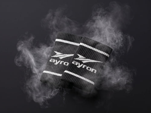 AYRON Serre-Poignets Noir — détail du logo AYRON tissé